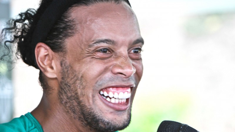 Imagem Ilustrando a Notícia: Ronaldinho Gaúcho  é anunciado embaixador do Barcelona