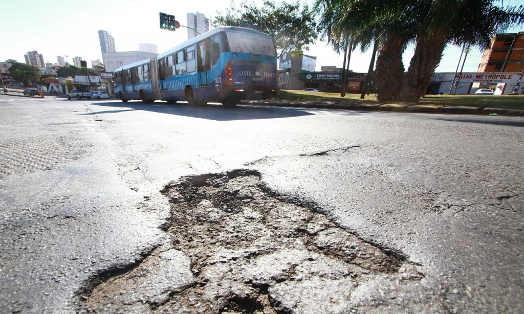 Imagem Ilustrando a Notícia: Prefeitura e Metrobus fecham acordo para recuperar asfalto no Eixo Anhanguera