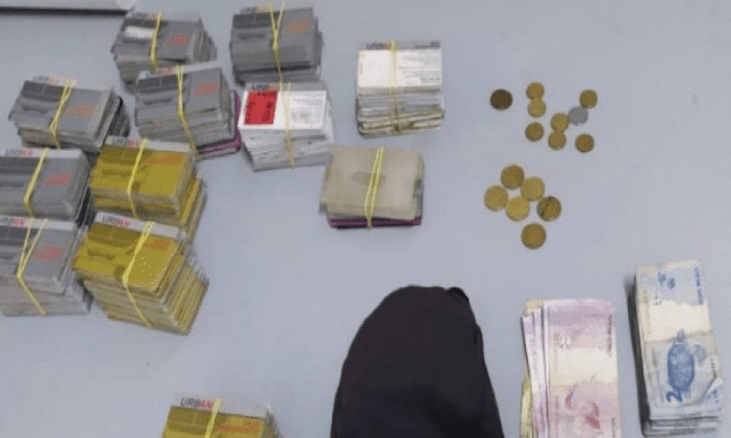 Imagem Ilustrando a Notícia: Homem é preso após vender cartões de vale-transporte falsos, em Anápolis