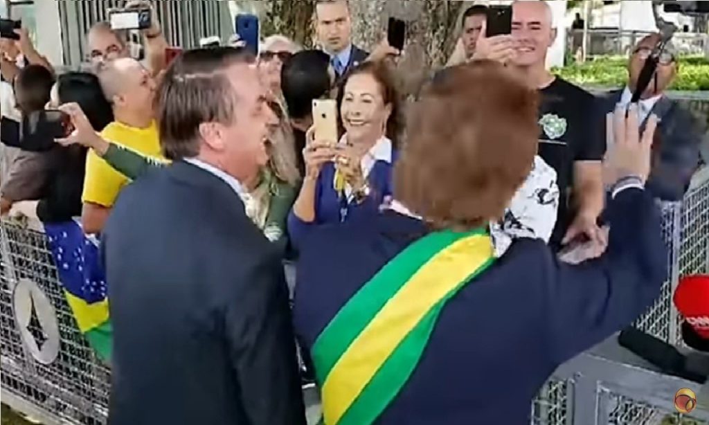 Imagem Ilustrando a Notícia: Bolsonaro faz piada com PIB e leva humorista fantasiado de presidente para coletiva