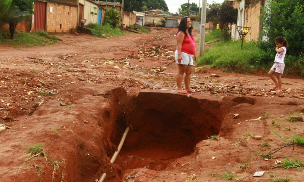 Imagem Ilustrando a Notícia: Moradores de Aparecida de Goiânia sofrem com problemas de erosão nas vias