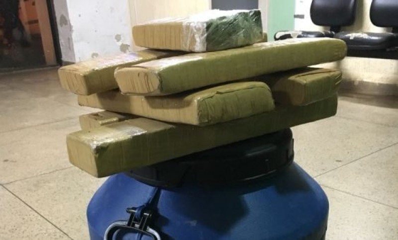 Imagem Ilustrando a Notícia: Policias Militares confiscam drogas no Setor Garavelo Residencial