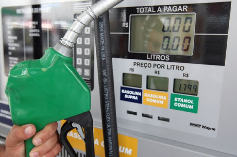 Imagem Ilustrando a Notícia: Petrobras anuncia redução nos preços da gasolina e do diesel