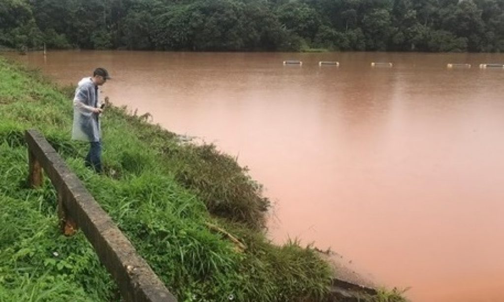 Imagem Ilustrando a Notícia: Após barragem ser transbordada, avenida próxima à UFG é interditada sob riscos
