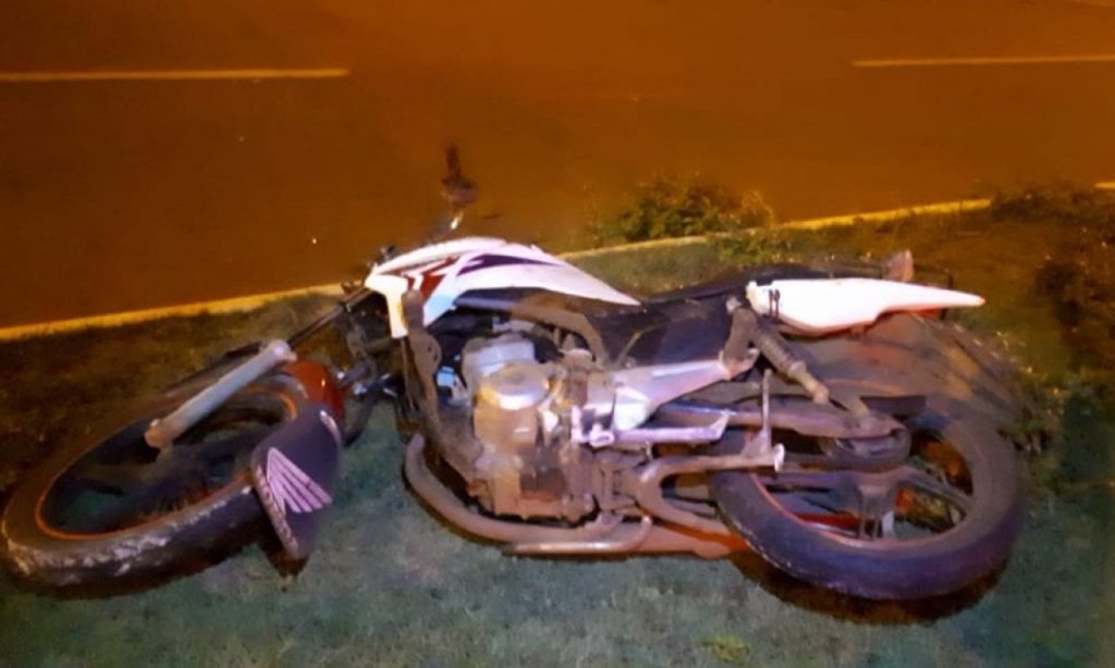 Imagem Ilustrando a Notícia: Motociclista bate em traseira de carro estacionado e morre em Goiânia