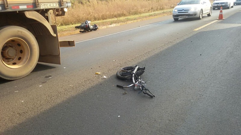 Imagem Ilustrando a Notícia: Motociclista morre depois de colidir contra caminhão