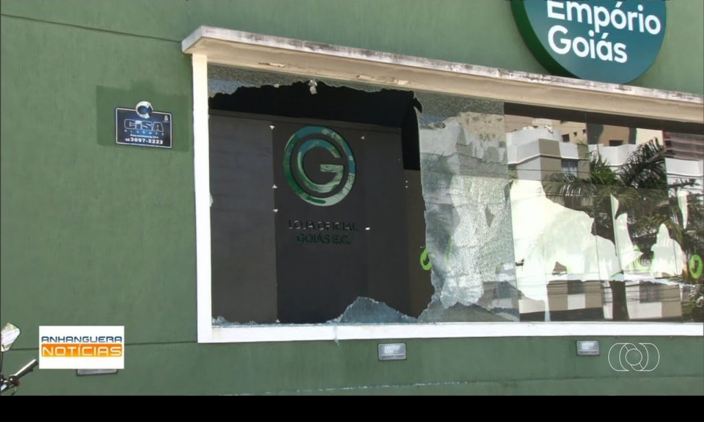 Imagem Ilustrando a Notícia: Goiás divulga nota de repúdio após vandalismos contra a sede clube
