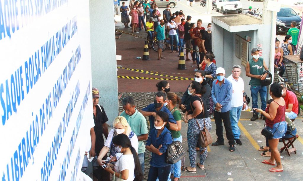Imagem Ilustrando a Notícia: Coronavírus: o desgaste de quem se arrisca nas filas da Caixa em busca do auxílio emergencial