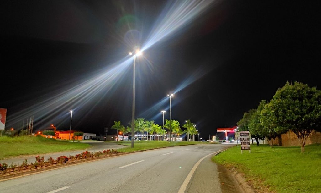 Imagem Ilustrando a Notícia: Enel troca 2,5 mil lâmpadas amarelas por LED em quatro municípios goianos