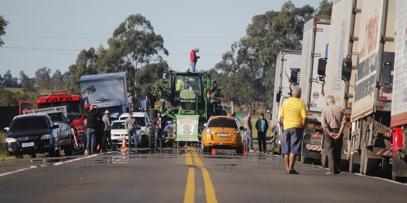 Imagem Ilustrando a Notícia: Paralisação de caminhoneiros nas estradas entra no sétimo dia
