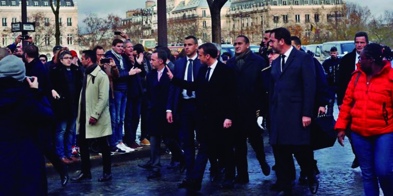 Imagem Ilustrando a Notícia: Macron visita Arco do Triunfo para comprovar danos após protestos