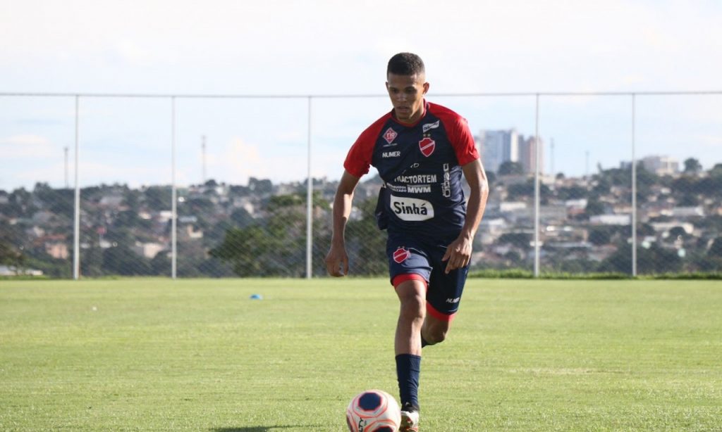Imagem Ilustrando a Notícia: Vila Nova acerta contratação de meio-campista ex-Atlético Goianiense