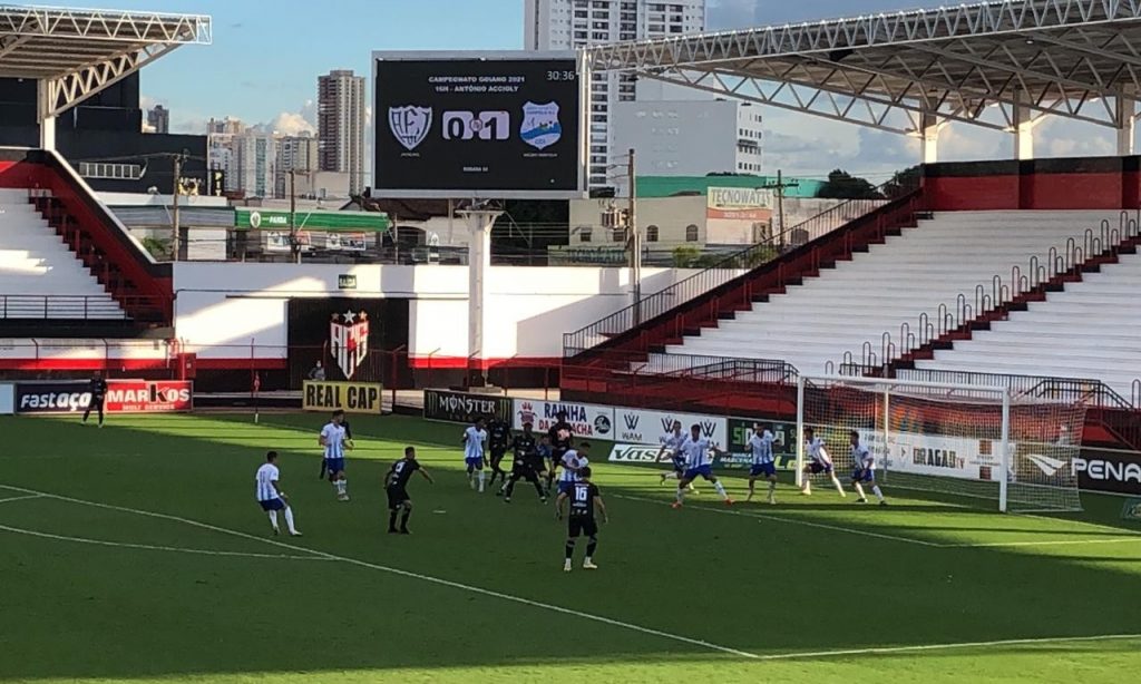 Imagem Ilustrando a Notícia: Grêmio Anápolis bate o Jataiense e vence a segunda no Goianão