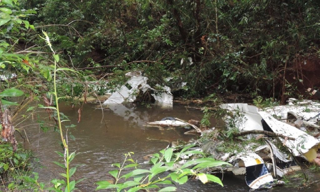 Imagem Ilustrando a Notícia: Casal e duas filhas morrem após avião cair dentro de rio na área rural no Paraná