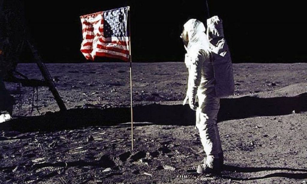 Imagem Ilustrando a Notícia: Nasa confirma que uma mulher deve ser a próxima pessoa a pisar na Lua