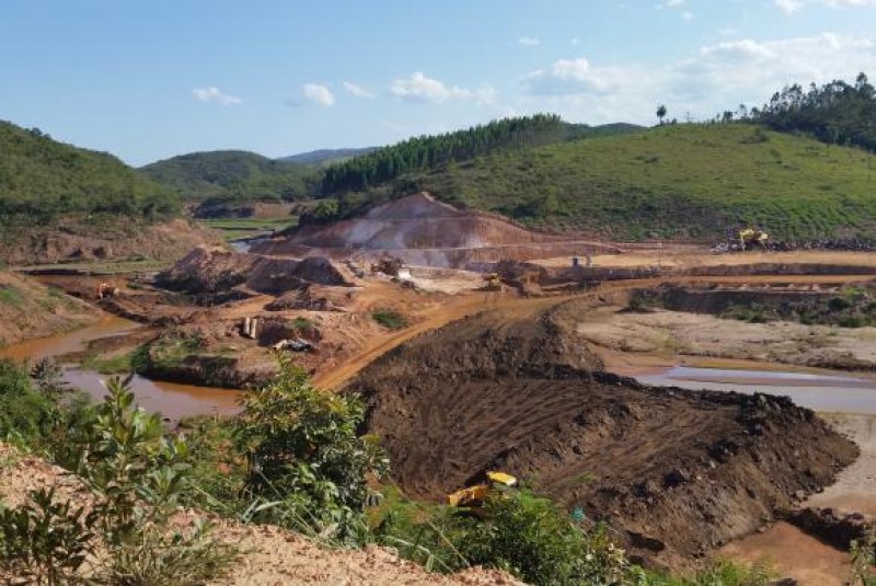 Imagem Ilustrando a Notícia: Construção de dique pela Samarco em área tombada causa polêmica com moradores