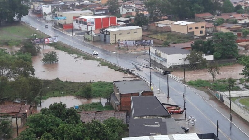 Imagem Ilustrando a Notícia: Ponte do Ribeirão Anicuns é comprometida pela chuva
