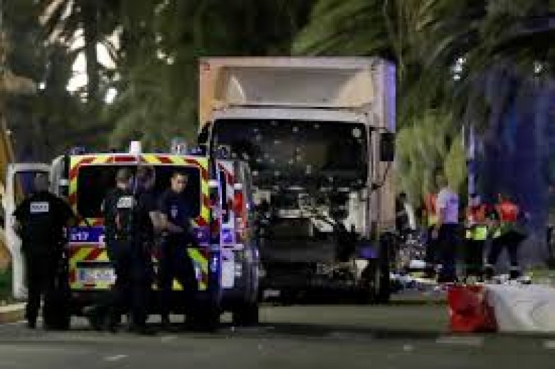 Imagem Ilustrando a Notícia: Mais de 70 pessoas foram mortas por caminhão em Nice, diz polícia