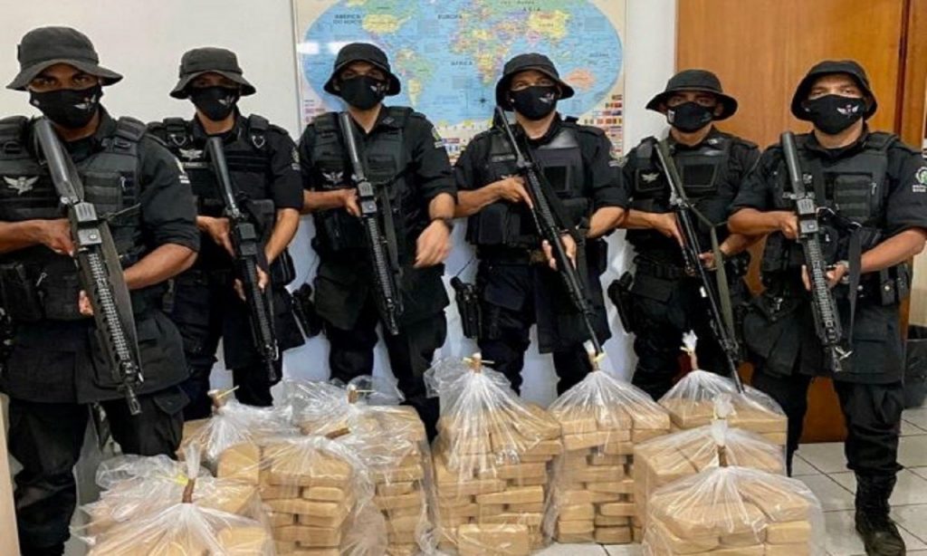 Imagem Ilustrando a Notícia: Três homens são presos com R$ 10 mi em pasta base de cocaína da Bolívia