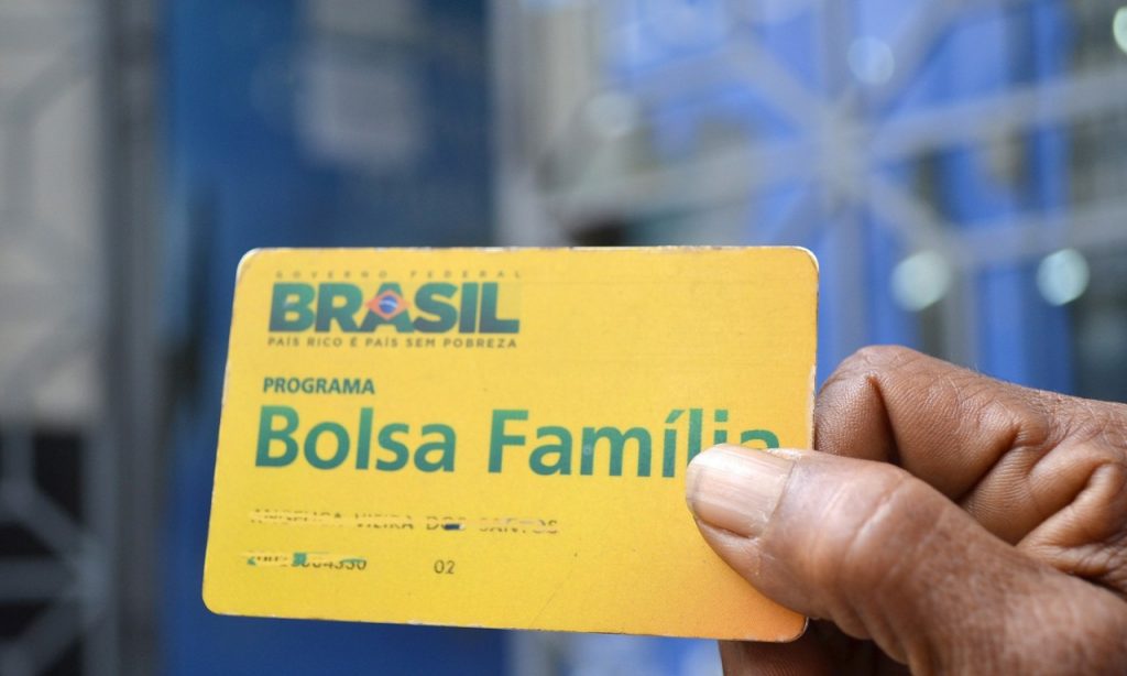 Imagem Ilustrando a Notícia: Caixa começa a pagar décimo terceiro do Bolsa Família nesta terça-feira