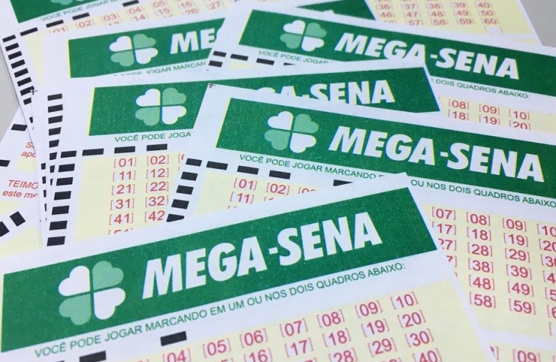 Imagem Ilustrando a Notícia: Mega-Sena pode pagar R$15 milhões em sorteio deste sábado (3)