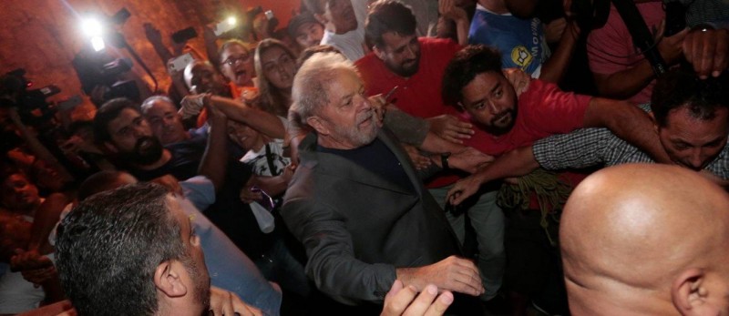 Imagem Ilustrando a Notícia: Manifestações na chegada de Lula deixam 8 pessoas feridas