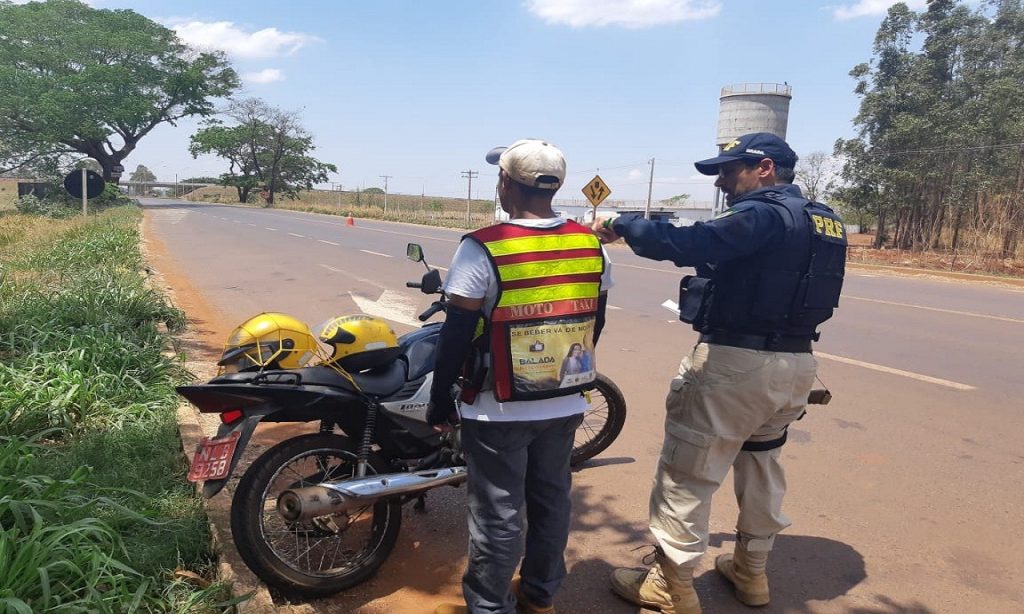 Imagem Ilustrando a Notícia: PRF aborda portador de visão monocular pilotando motocicleta, em Itumbiara