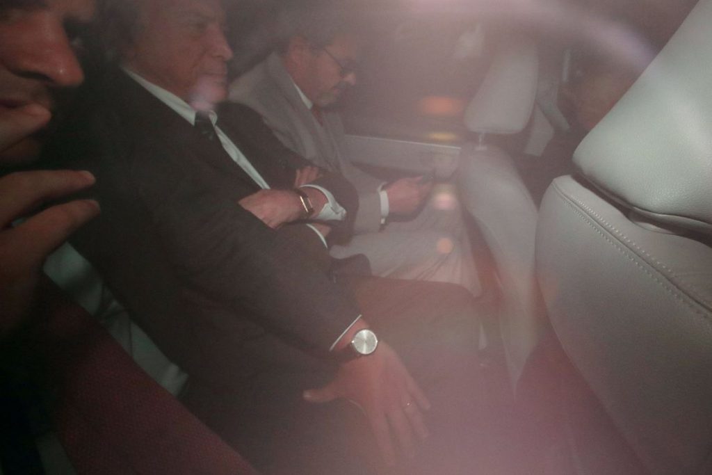 Imagem Ilustrando a Notícia: Ex-presidente Temer se entrega na sede da PF em São Paulo