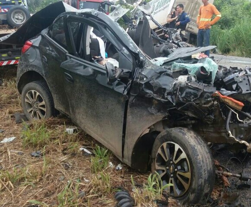 Imagem Ilustrando a Notícia: Motorista invade pista contrária e colide com caminhão na BR-153 em Uruaçu