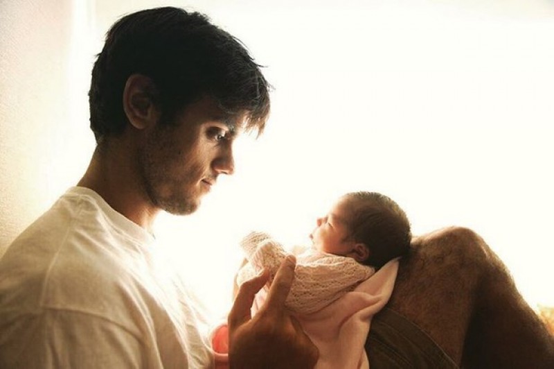 Imagem Ilustrando a Notícia: Felipe Simas posa com a filha recém-nascida em clique fofíssimo