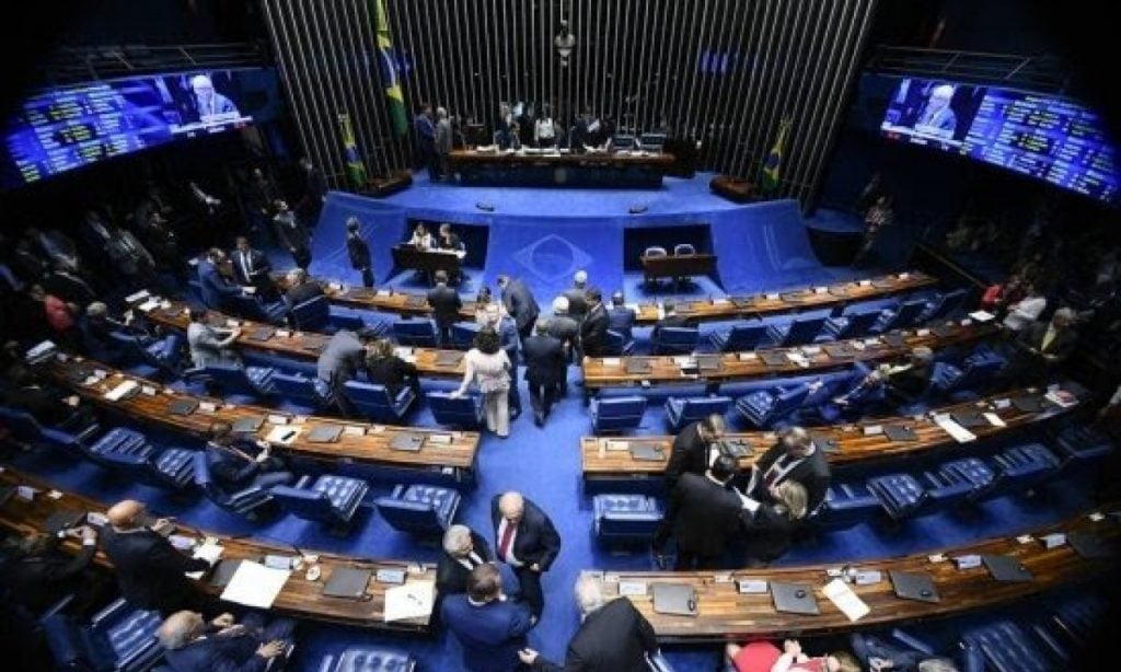 Imagem Ilustrando a Notícia: Flávio Bolsonaro e mais 11 impõem sigilo a gastos