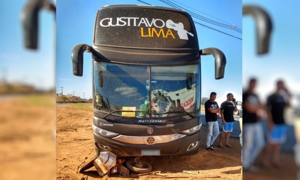Imagem Ilustrando a Notícia: Ônibus da equipe do cantor Gusttavo Lima se envolve em acidente, na BR 060