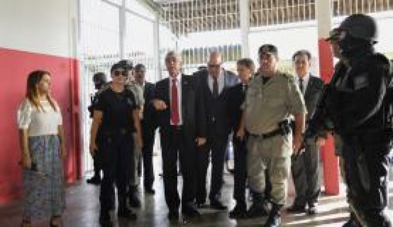 Imagem Ilustrando a Notícia: Governo de Goiás diz que cumprirá de imediato decisão de transferir presos