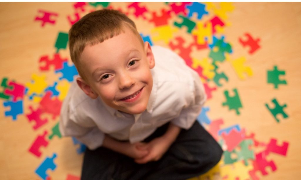 Imagem Ilustrando a Notícia: Sinais de alerta ajudam famílias a identificar o autismo e iniciar intervenção precoce