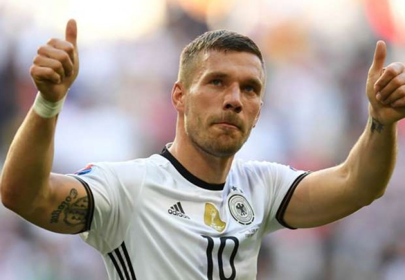 Imagem Ilustrando a Notícia: Em ‘adeus’, Podolski faz gol da vitória