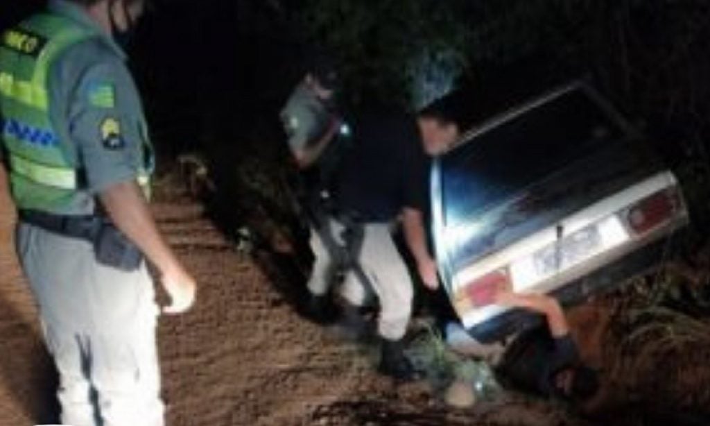 Imagem Ilustrando a Notícia: Motorista fica preso embaixo do próprio carro ao tentar sair de atoleiro em Luziânia