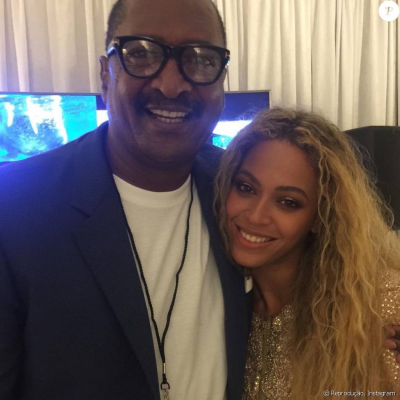 Imagem Ilustrando a Notícia: Beyoncé aparece em foto com o pai, com quem havia rompido