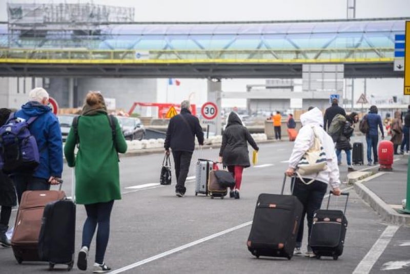 Imagem Ilustrando a Notícia: Polícia mata suspeito em aeroporto de Paris
