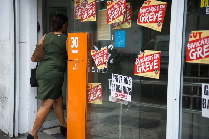 Imagem Ilustrando a Notícia: Bancários anunciam greve para amanhã por salários e melhorias