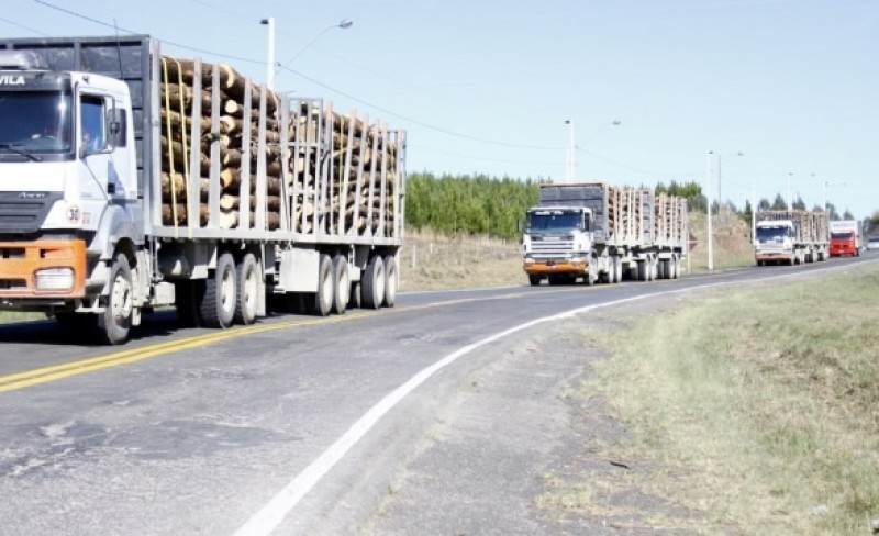 Imagem Ilustrando a Notícia: Feriado prolongado tem restrição de caminhões nas rodovias