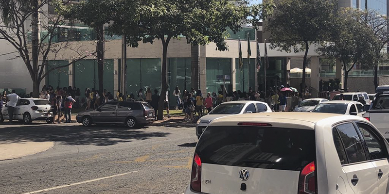 Imagem Ilustrando a Notícia: Fãs ainda fazem fila na porta de hotel em que está Shawn Mendes
