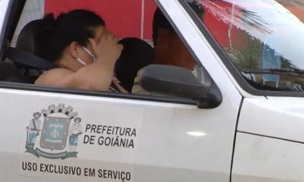Imagem Ilustrando a Notícia: Homem é flagrado dirigindo carro da Prefeitura de Goiânia sem máscara de proteção facial