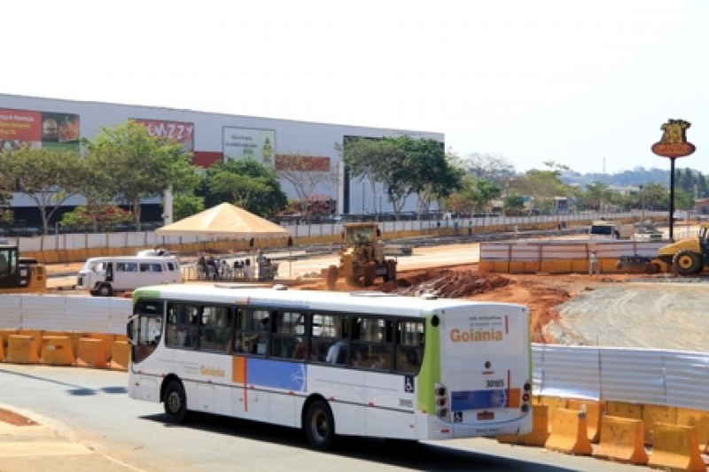 Imagem Ilustrando a Notícia: Com interdições na Avenida Goiás, usuários de ônibus ficam desamparados