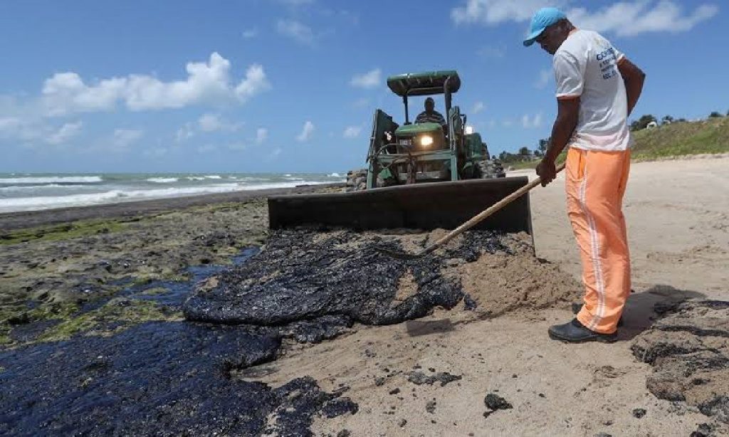 Imagem Ilustrando a Notícia: Venezuela nega responsabilidade por óleo que atinge praias do Brasil