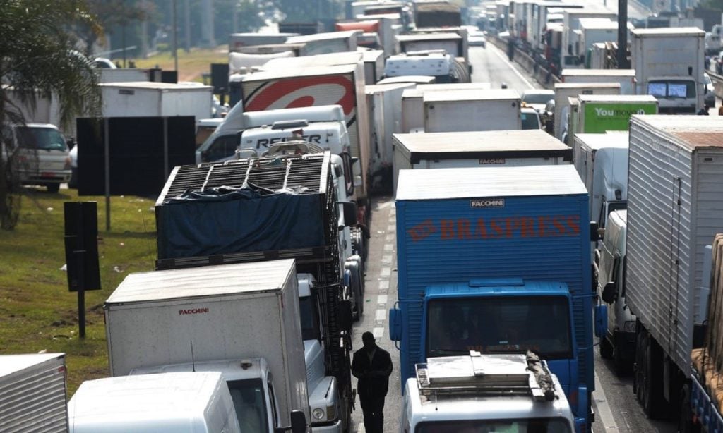 Imagem Ilustrando a Notícia: Caminhoneiros grevista são impedidos de bloquear rodovia