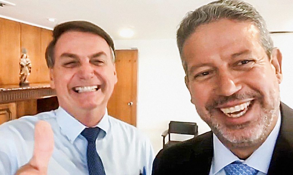 Imagem Ilustrando a Notícia: Bolsonaro perde queda de braço com Centrão