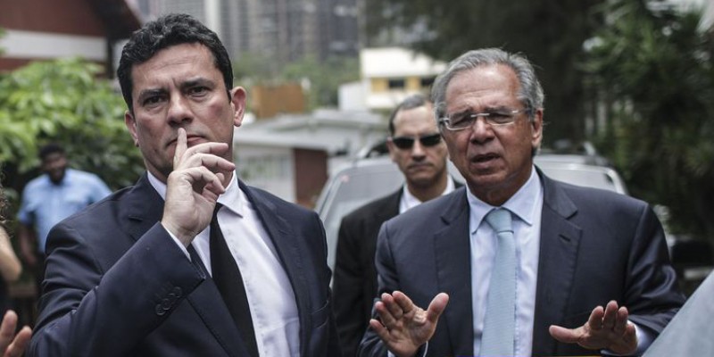 Imagem Ilustrando a Notícia: Bolsonaro diz que Moro terá “liberdade” para escolher sua equipe