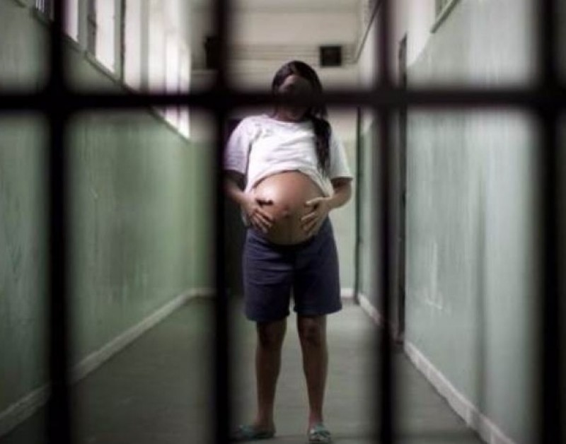 Imagem Ilustrando a Notícia: Entra em vigor lei que proíbe que mulheres sejam algemadas no parto