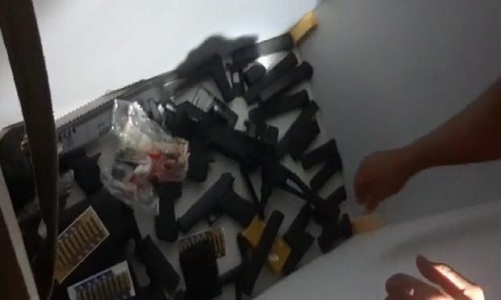 Imagem Ilustrando a Notícia: PM descobre armas, explosivos e laboratório de refino de drogas em Anápolis