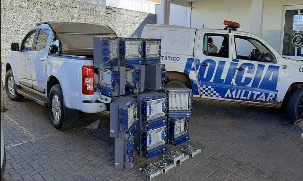 Imagem Ilustrando a Notícia: Quatro pessoas são presas com eletrônicos avaliados em R$ 1 milhão, em Goiânia